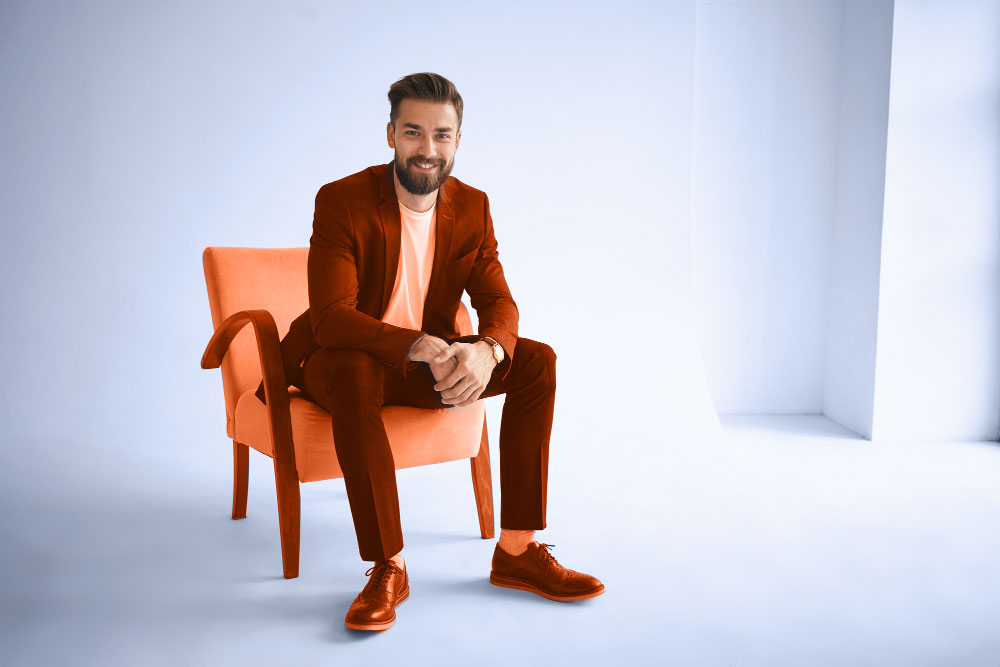 hombre-barba-sentado-formal-elegante-vendedor-empresario-silla